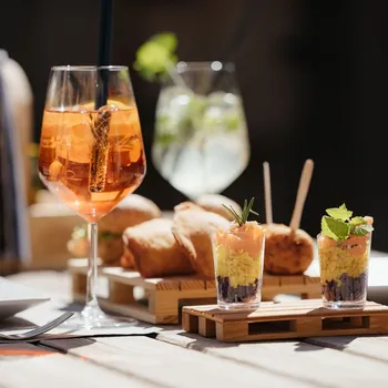 Aperitif mit Aperolspritz und Hugo