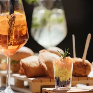 Aperitivo con aperol spritz e hugo