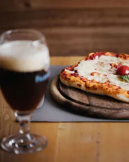 Pizza e birra scura a Predazzo