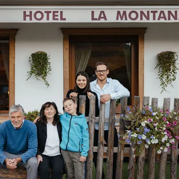 Famiglia Dellagiacoma di fronte all'Hotel La Montanara