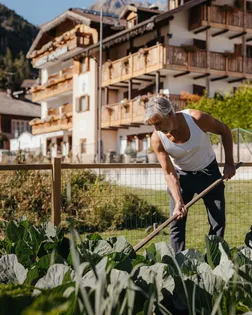 Arbeit im Gemüsegarten des Hotels