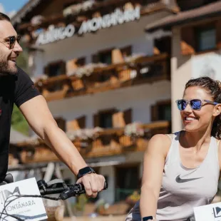 Coppia in bici a Predazzo