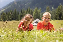 Bambini sdraita prato dolomiti